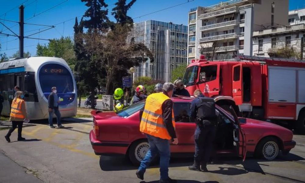 Αυτοκίνητο συγκρούστηκε με τραμ σε κεντρική αρτηρία της Νέας Σμύρνης